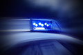 Polizeiauto mit eingeschaltetem Blaulicht (Symbolbild) - Foto: pattilabelle/Fotolia.com